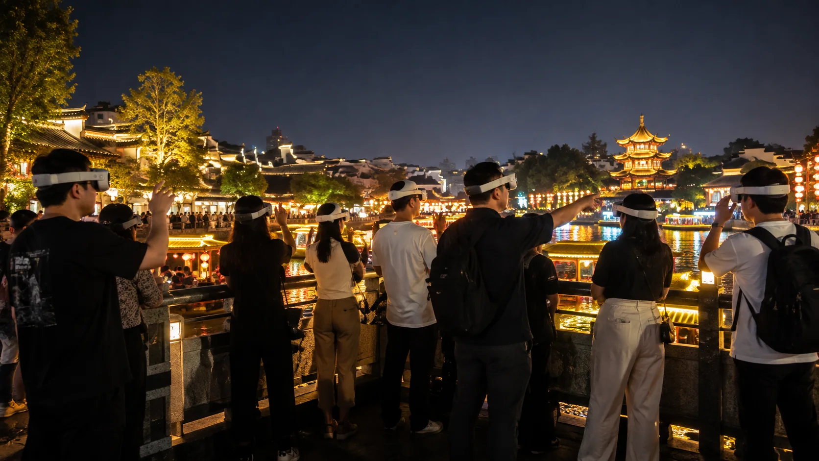 游客在南京夫子庙夜景中体验秦淮夺魁录