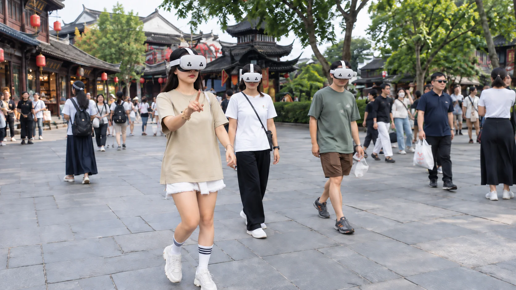 游客佩戴 MR 设备在夫子庙景区行走体验